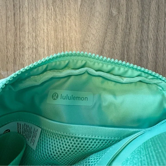 NWT Lululemon Light Green Everywhere Crossbody Bag - Picture 6 of 8